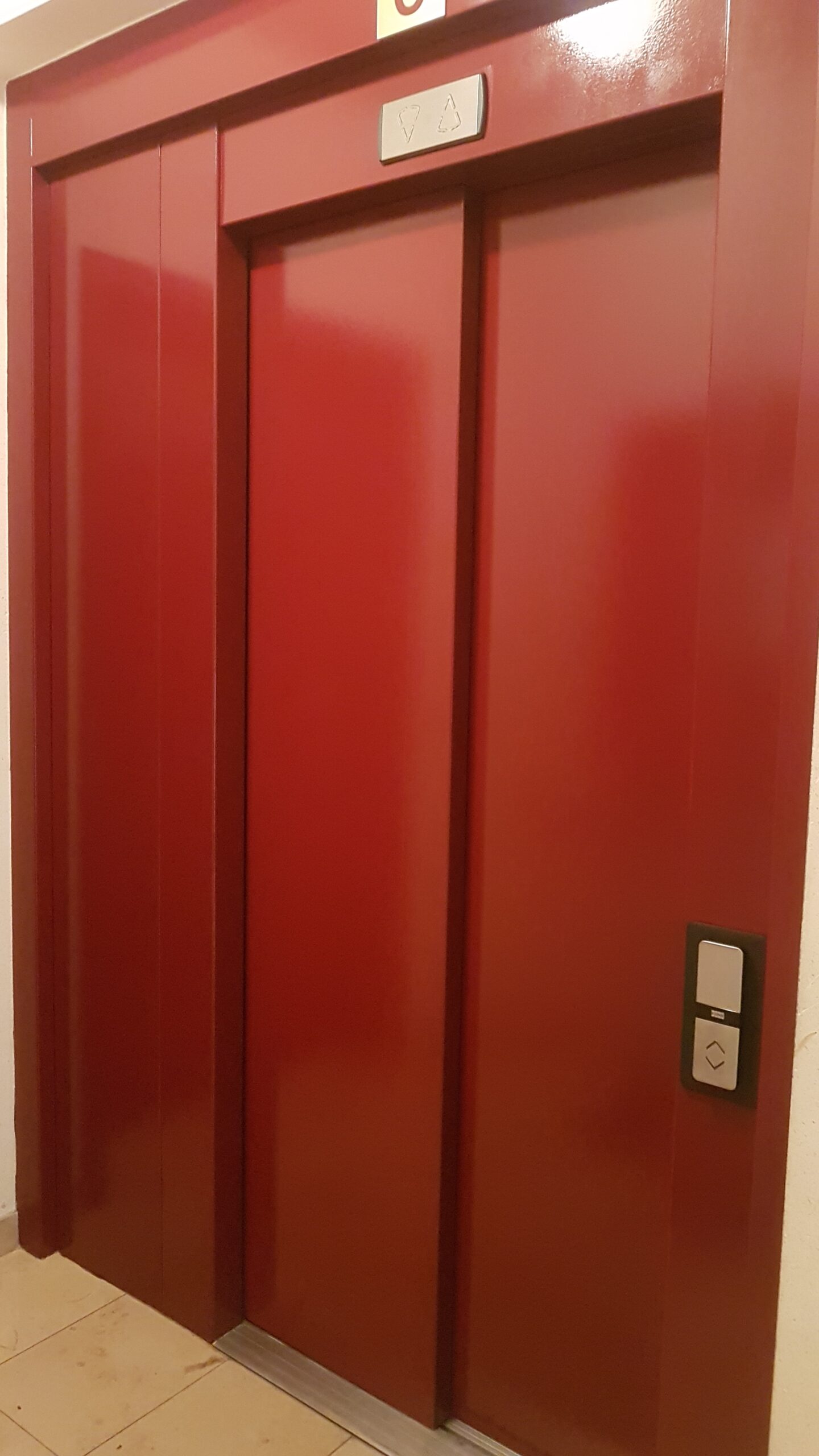 You are currently viewing Mise en peinture des portes d’ascenseur à Waremme.